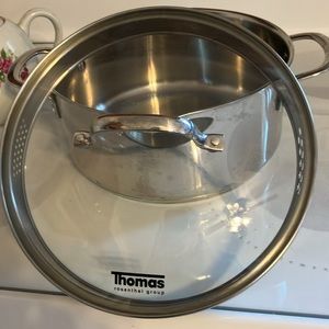 Thomas Rosenthal Cook and Pour pot with lid. 4-5 Qt